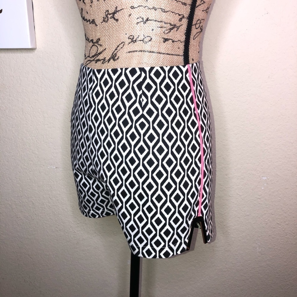 Lulumari Black White Geometric Tailored Shorts Pink Side Stripe Size M